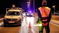 Agentes de la PolicÃ­a Local de Alicante en un control del Toque de Queda