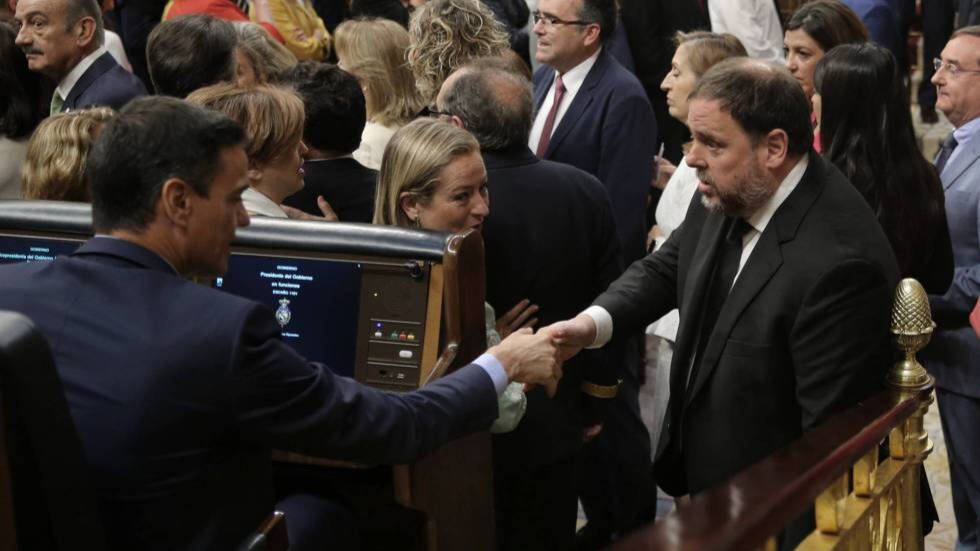 Junqueras saludando a Sánchez en el Congreso