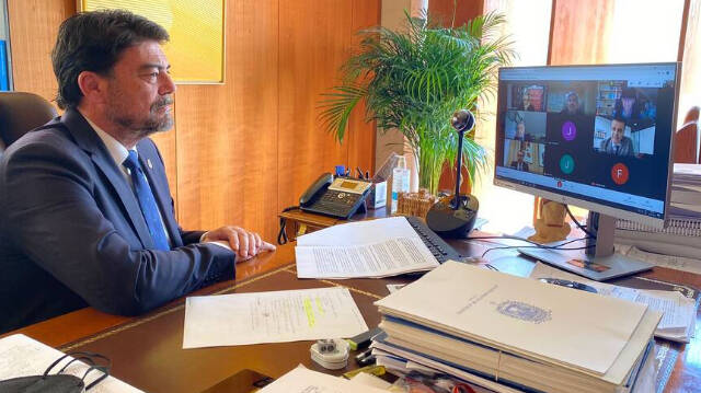 El alcalde de Alicante, Luis Barcala, durante la webinar celebrada por el Colegio de Economistas