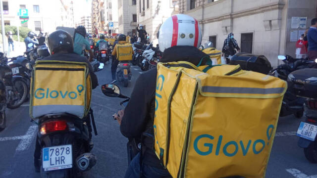 Los repartidores han recorrido el centro de Alicante con sus motos