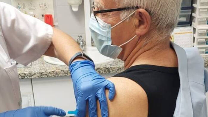 Ribó ha subido a Twitter su foto vacunándose apenas horas después de que se quejara de que no le llamaban para vacunarse
