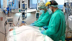 Sanitarios atendiendo a un paciente covid en la UCI de un hospital / europapress