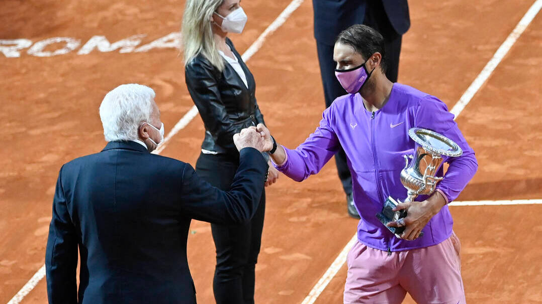Rafa Nadal, recibiendo el trofeo del Masters 1000 de Roma.