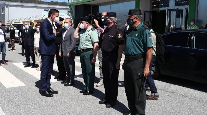 Sánchez saluda a los mandos policiales al llegar a Ceuta.
