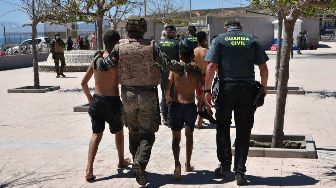 Menores acompañados por las Fuerzas de Seguridad en Ceuta.