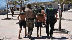 Menores acompaÃ±ados por las Fuerzas de Seguridad en Ceuta.