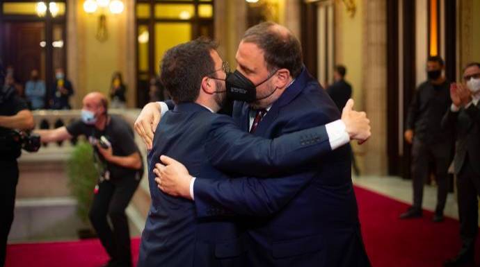 Aragonés se funde en un abrazo con Junqueras tras ser investido president.