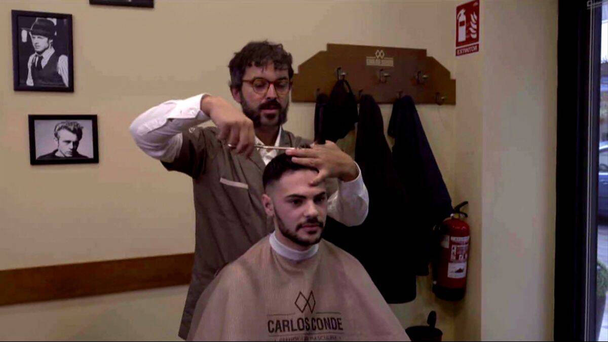 Uno de los episodios se desarrolla en una empresa de peluquería