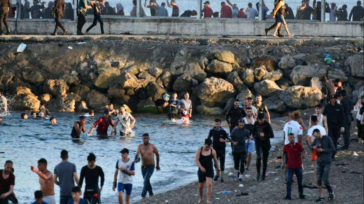 Inmigrantes marroquíes en la playa ceutí del Tarajal el pasado martes