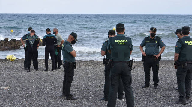 Agentes de la Guardia Civil en la playa del Tarajal de Ceuta