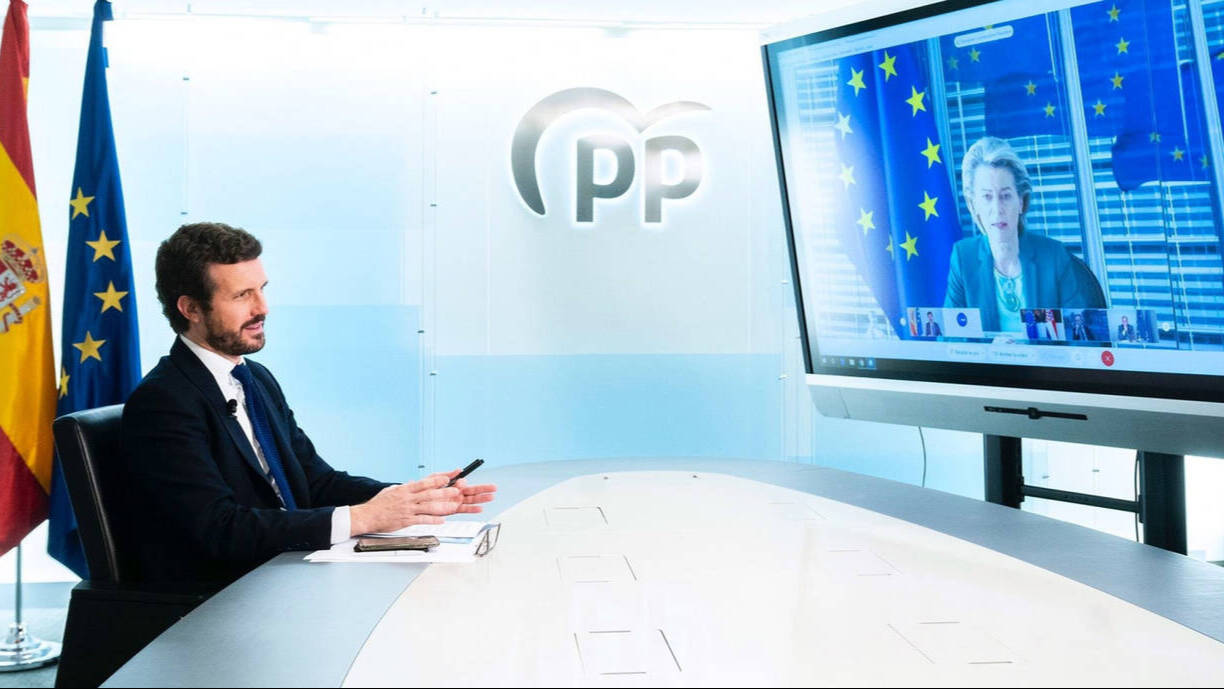 Pablo Casado, conversando por videoconferencia con Ursula von der Leyen, presidenta de la Comisión Europea