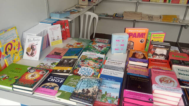 Uno de los stands de la 51ª Feria del libro de Alicante