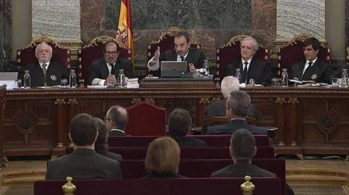 Los jueces del Supremo y los líderes del procés durante el juicio.