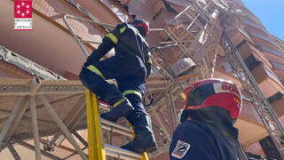 Espectacular rescate de cuatro trabajadores desde el piso 11 de un edificio