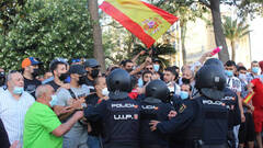 Las duras imágenes de las agresiones a la Policía por proteger a VOX en Ceuta