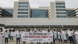 Protestas ante los hospitales contra los despidos de 3.300 sanitarios