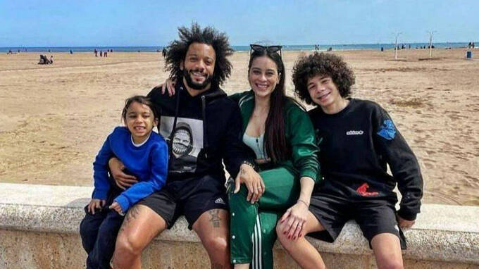 Marcelo, con su esposa y sus hijos, en la playa de Valencia.
