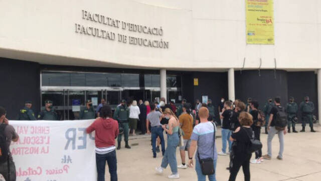 Una veintena de jóvenes se han congregado en las puertas de la Facultad de Educación de la UA para 'escrachear' el acto de la Delegación de Estudiantes