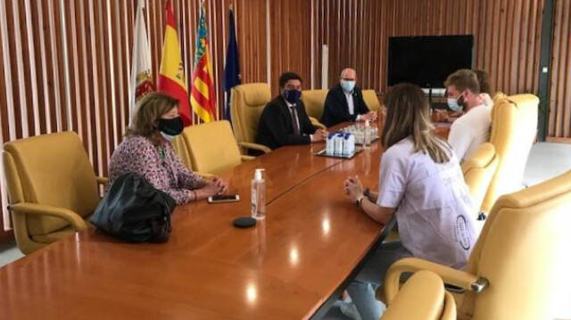 El alcalde de Alicante, Luis Barcala, se ha reunido con personal de enfermería