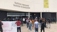 Una veintena de jÃ³venes se han congregado en las puertas de la Facultad de EducaciÃ³n de la UA para 'escrachear' el acto de la DelegaciÃ³n de Estudiantes