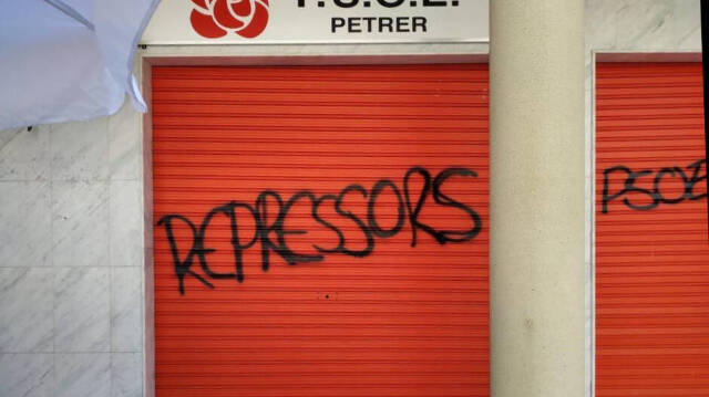 Pintada en la sede del PSOE de Petrer