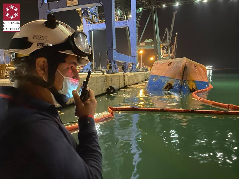 Operativo de búsqueda de las personas desaparecidas al volcar un barco en el Puerto de Castellón