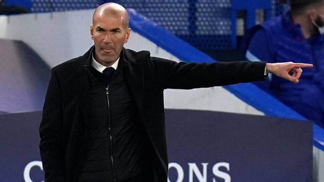 Zinedine Zidane, en uno de los últimos partidos en el banquillo del Real Madrid. 