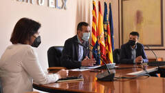 El alcalde de elche, Carlos GonzÃ¡lez, junto con los concejales Ana Aradid y Carles Molina 