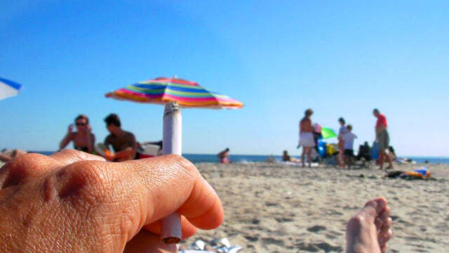 Todas las playas de Alicante instauran la prohibición de fumar