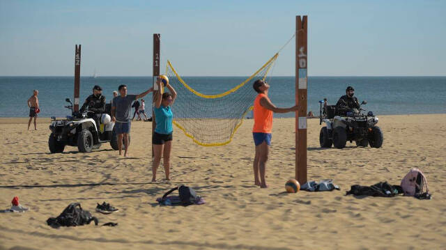 Varias personas practicando voley en la playa de la Malvarrosa de Valencia / Jorge Gil / Europa Press