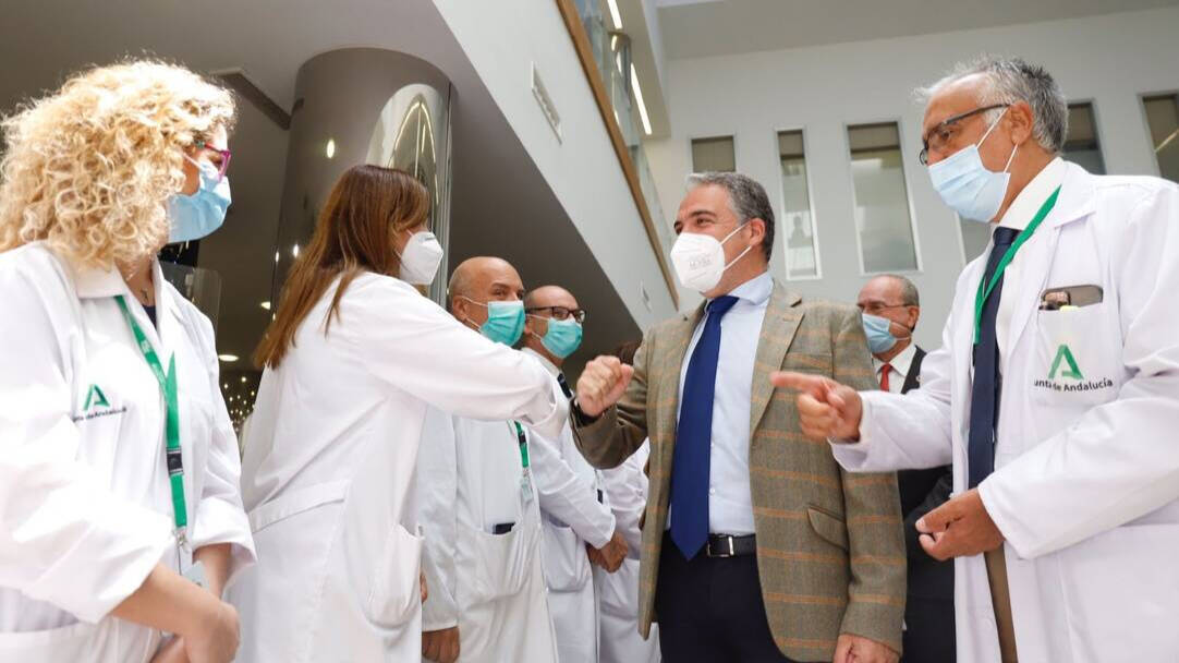El portavoz del Gobierno andaluz, Elías Bendodo, durante su última visita al Hospital Virgen de la Victoria de Málaga.
