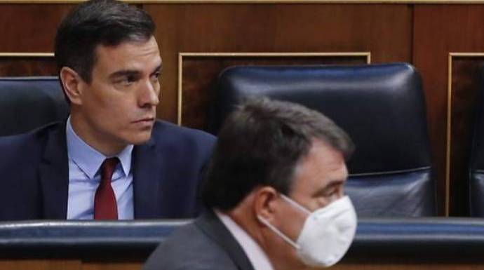 El portavoz del PNV, Aitor Esteban, pasa por delante de Sánchez en el Congreso.