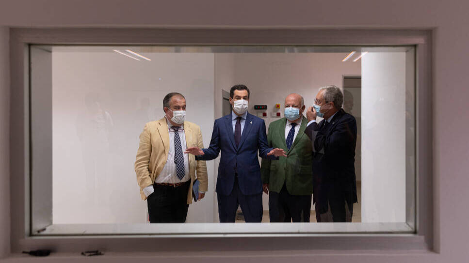 Visita al hospital Macarena Cartuja de las autoridades de la Junta de Andalucía.