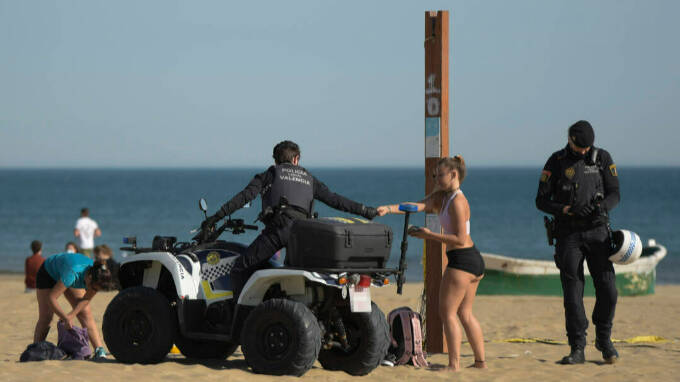 Dos policías locales en la playa de la Malvarrosa