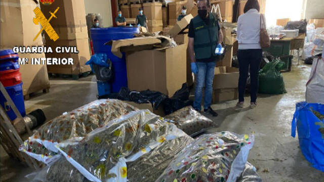 La Guardia Civil se ha incautado de 8.300 kg. de droga y de maquinaria especializada para fabricar hachís