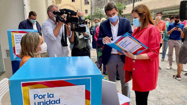 Carlos Mazón con Catalá firmando contra los indultos