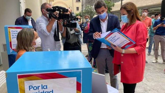 Mazón, junto a su futura secretaria general, María José Catalá, en la recogida de firmas contra los indultos a políticos catalanes presos