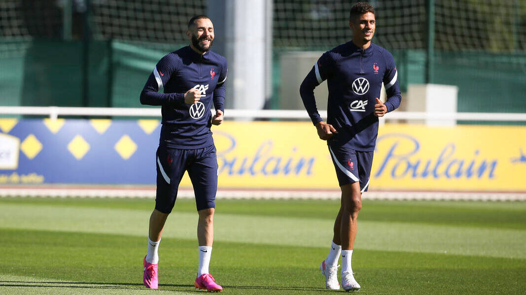 Varane y Benzema, en un entrenamiento con la selección francesa. 