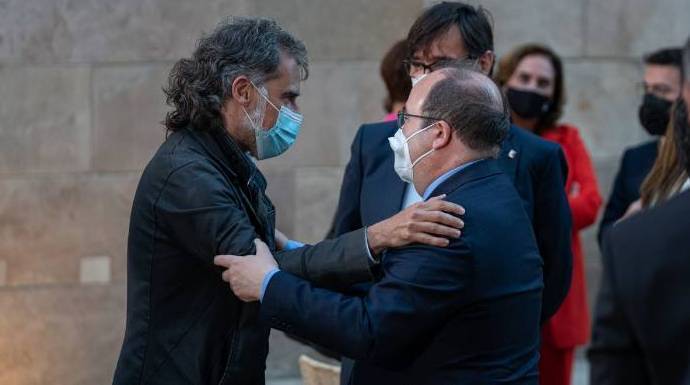 Miquel Iceta saludando a Jordi Cuixart en la investidura de Pere Aragonés.