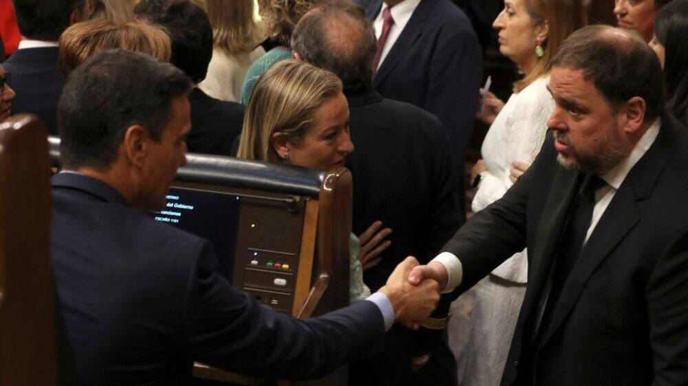 Pedro Sánchez y Oriol Junqueras saludándose en el Congreso