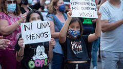 Dos niÃ±as participan en una manifestaciÃ³n por el crimen de Tenerife.
