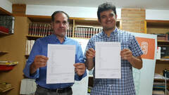 Santiago Román y Jaime Albero intercambian la vara de mando para cumplir con el pacto de gobierno