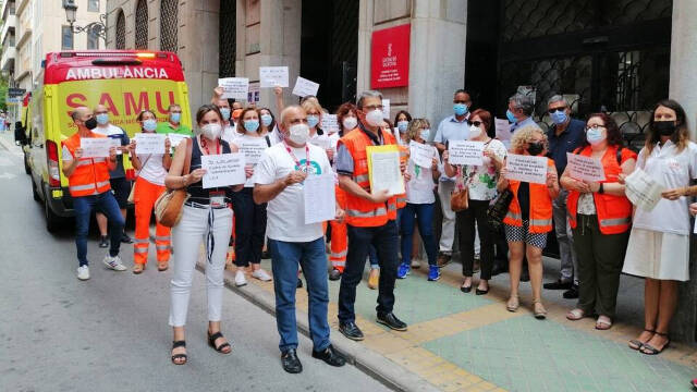 Trabajadores del CICU de Alicante en una de las protestas frente al Centro de Salud de la calle Gerona