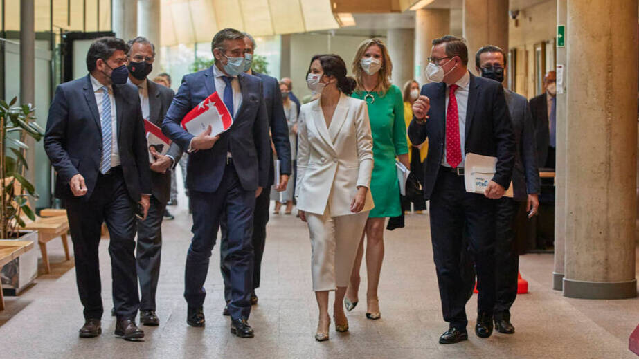 Díaz Ayuso con varios miembros de su Gobierno en los pasillos de la Asamblea.