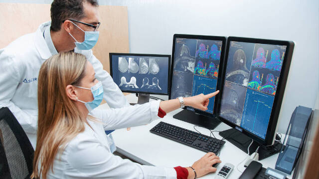 Los doctores José Carlos Gordo y Amparo García, de la Unidad de Mama Ascires, analizan datos combinados de resonancia magnética y mamografía.
