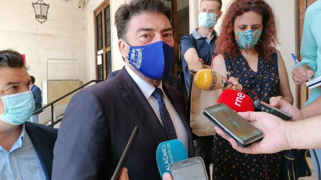 Luis Barcala, alcalde de Alicante, en las puertas de la Subdelegación del Gobierno