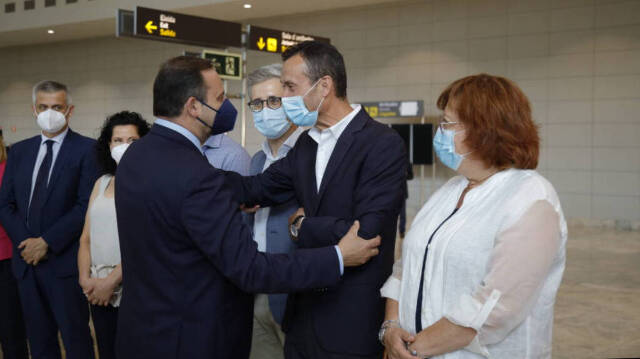 El alcalde de Elche, Carlos González, saludando al ministro de Transportes, José Luis Ábalos