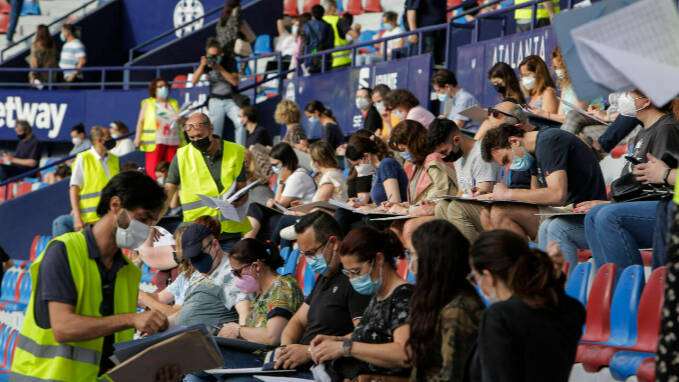 Opositores en las gradas del estadio 'Ciutat de València'