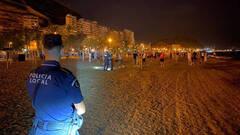Los agentes de la PolicÃ­a Local de Alicante disolviendo botellones en la Playa del Postiguet