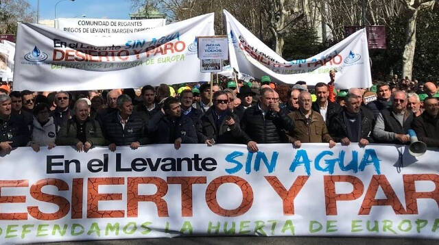 Los regantes alicantinos durante una de las últimas protestas contra los recortes del Trasvase, donde también estaba el alcalde socialista de Elche, Carlos González